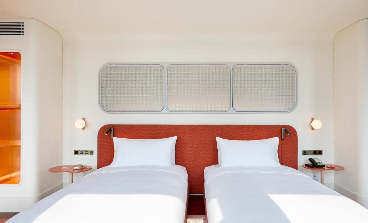 The Standard, Bangkok Mahanakhon Esterno foto A room at the hotel
