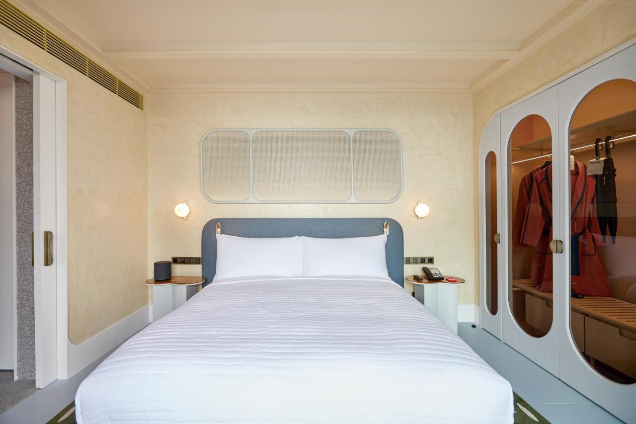 The Standard, Bangkok Mahanakhon Esterno foto A bedroom at the hotel