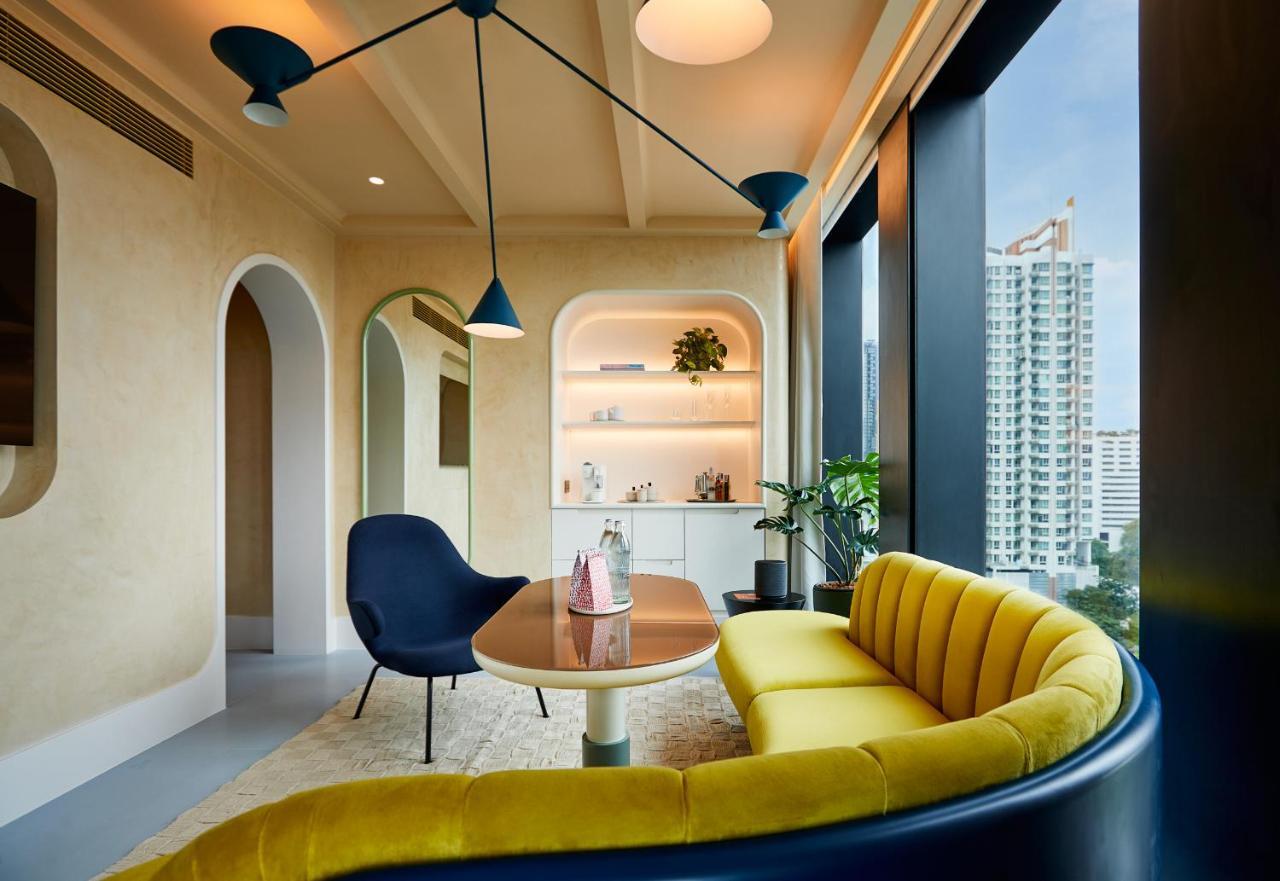 The Standard, Bangkok Mahanakhon Esterno foto The living room of a three-bedroom apartment at The Landmark