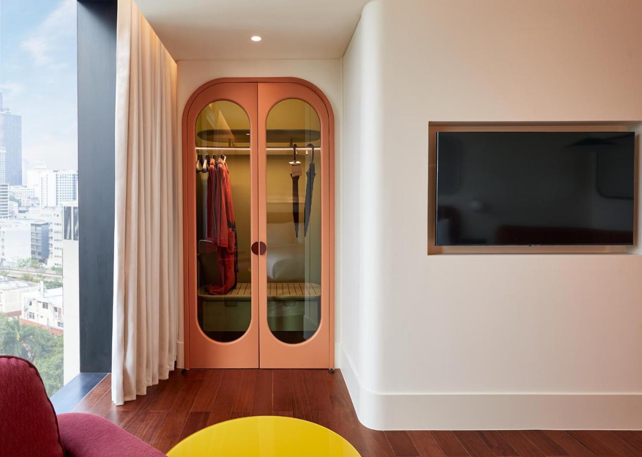 The Standard, Bangkok Mahanakhon Esterno foto A walk-in closet