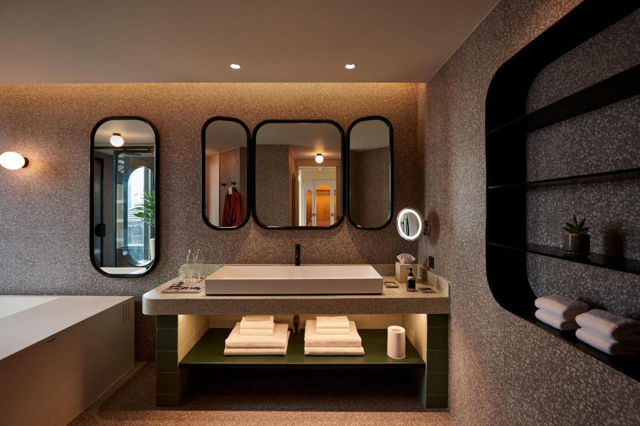 The Standard, Bangkok Mahanakhon Esterno foto Bathroom