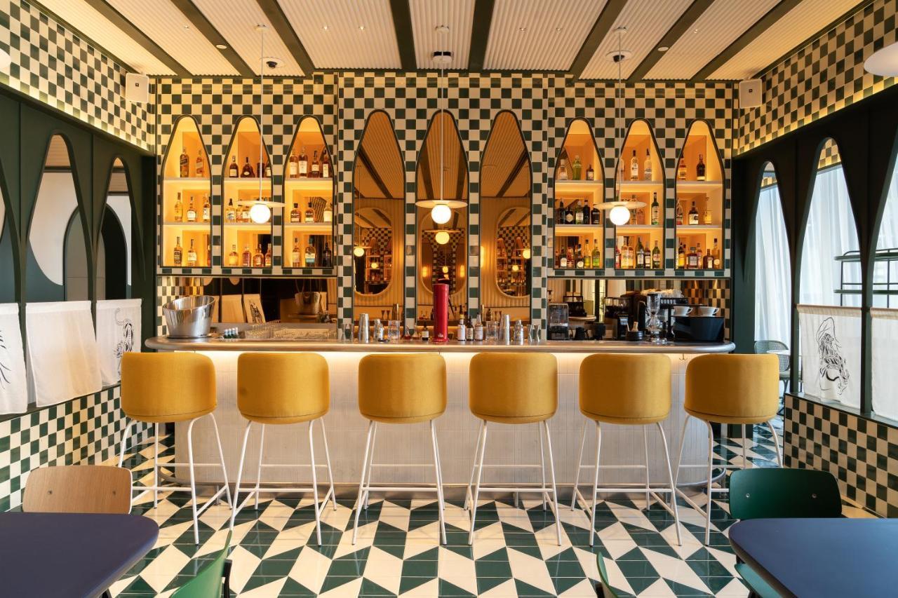 The Standard, Bangkok Mahanakhon Esterno foto The bar at the restaurant