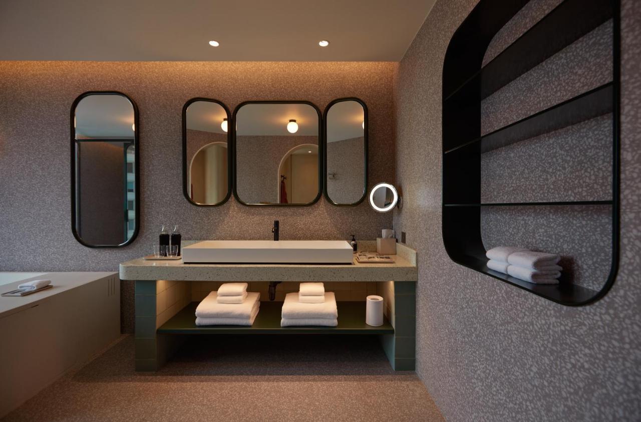 The Standard, Bangkok Mahanakhon Esterno foto Bathroom
