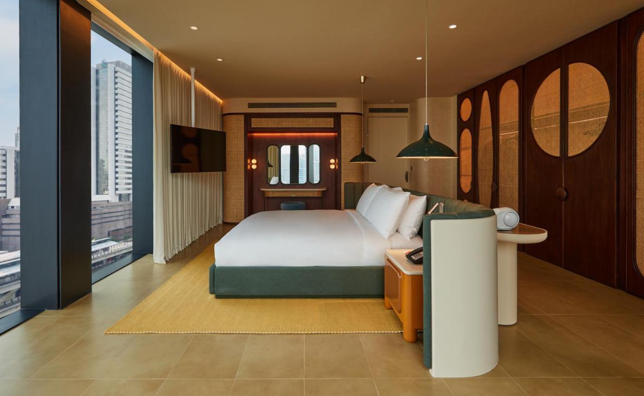 The Standard, Bangkok Mahanakhon Esterno foto A bedroom at the hotel