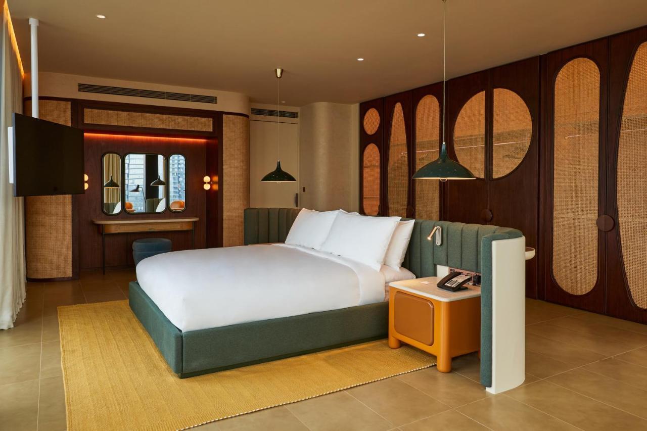 The Standard, Bangkok Mahanakhon Esterno foto A bedroom at the hotel