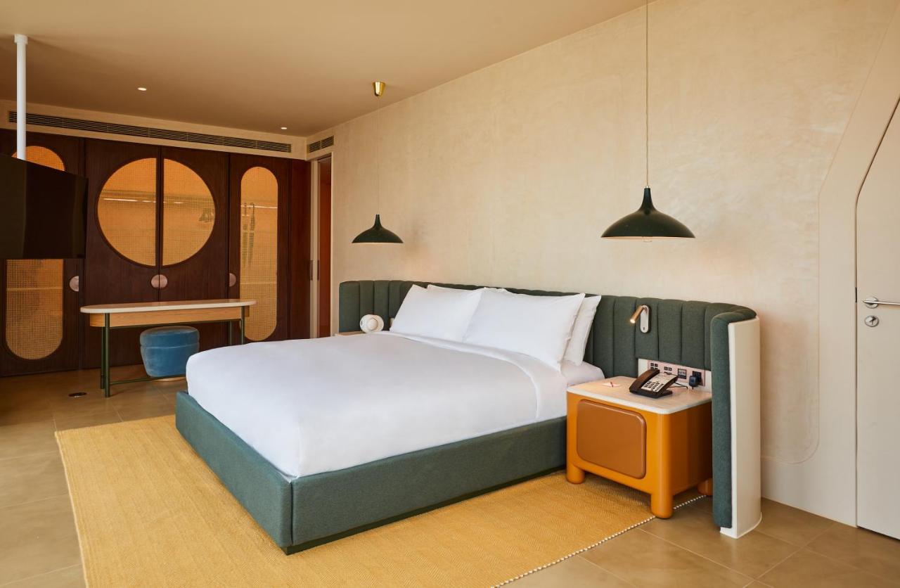 The Standard, Bangkok Mahanakhon Esterno foto A bedroom at the hotel